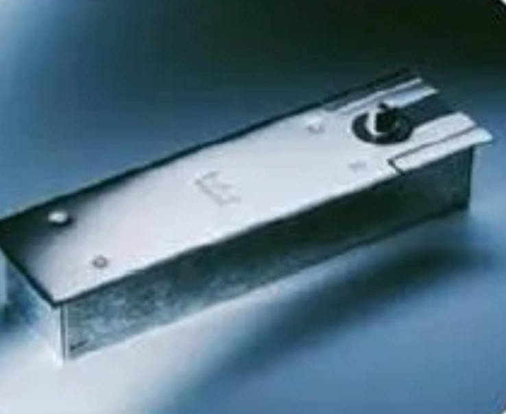 Concealed commercial door closer mechanism